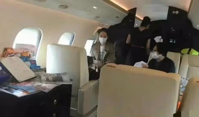 郭碧婷：獨自帶女兒面容憔悴，眼神黯淡無光，老公向佐仍然未現身