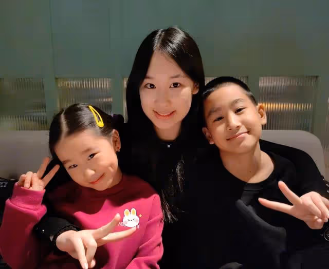 趙文卓送女兒外留學,15歲玫瑰素顏神似劉亦菲,擁抱告別滿是不舍