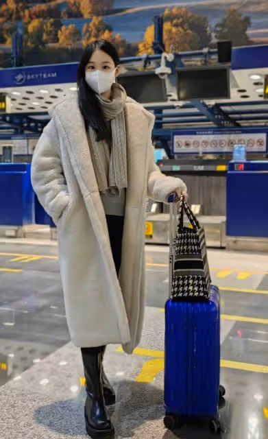 趙文卓送女兒外留學,15歲玫瑰素顏神似劉亦菲,擁抱告別滿是不舍
