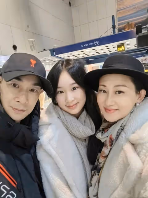 趙文卓送女兒外留學,15歲玫瑰素顏神似劉亦菲,擁抱告別滿是不舍