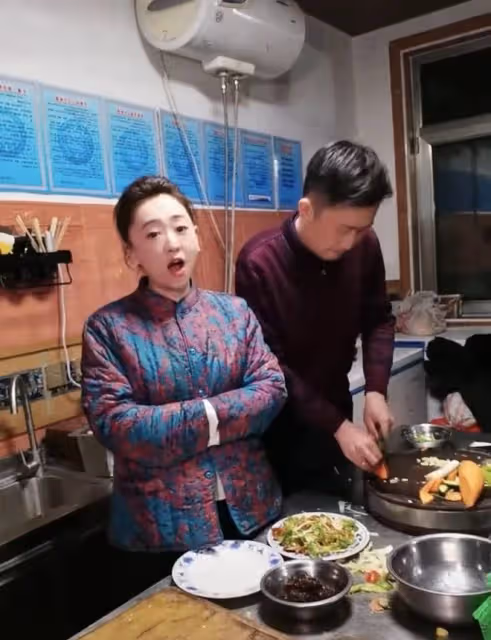 央視月亮姐姐現身農村,穿大花襖打扮樸素,擠狹小廚房做飯接地氣