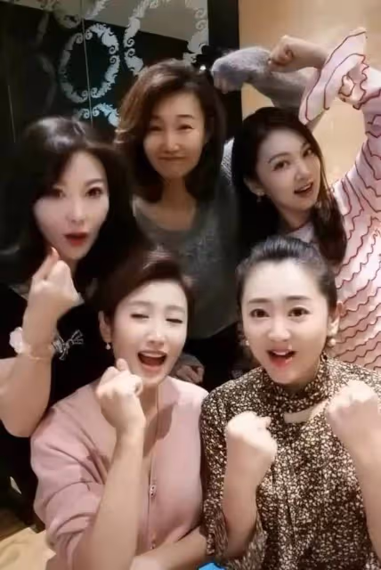 央視月亮姐姐現身農村,穿大花襖打扮樸素,擠狹小廚房做飯接地氣