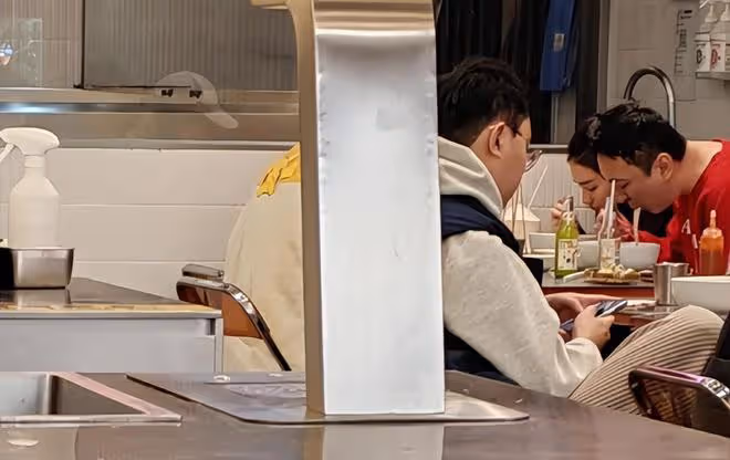 網友嗦粉偶遇王思聰，身材發福變化大，00後新女友十分養眼