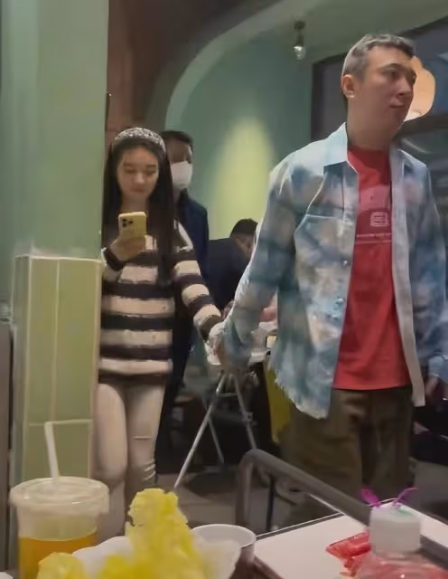 網友嗦粉偶遇王思聰，身材發福變化大，00後新女友十分養眼