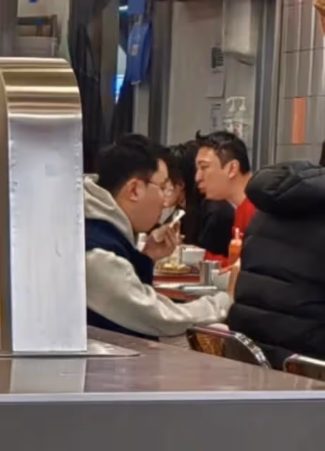 網友嗦粉偶遇王思聰，身材發福變化大，00後新女友十分養眼