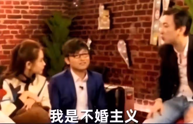網友嗦粉偶遇王思聰，身材發福變化大，00後新女友十分養眼