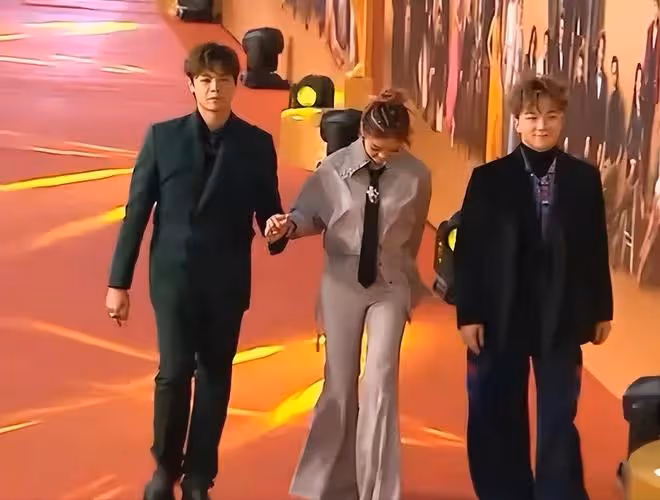 TVB頒獎禮好寒酸：紅毯簡陋，女星服裝廉價，大半藝人叫不上名字