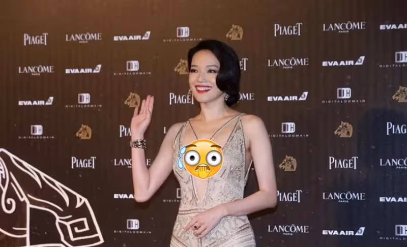 舒淇不愧是模特出身,穿「魚鱗裙」高級又霸氣,美得讓人移不開眼