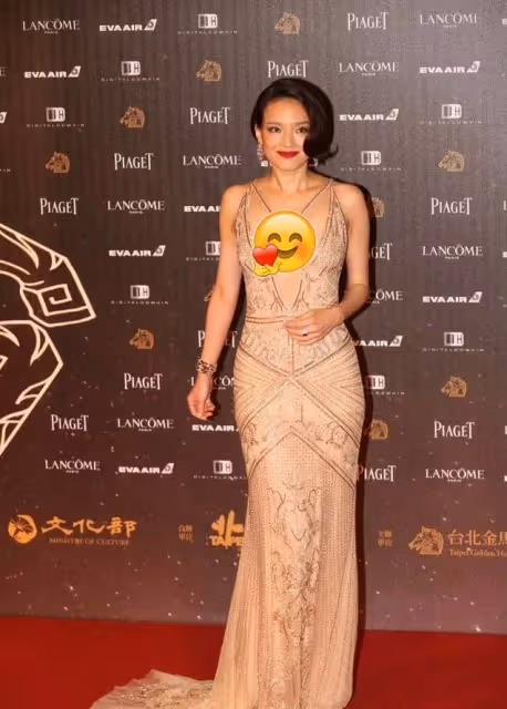舒淇不愧是模特出身,穿「魚鱗裙」高級又霸氣,美得讓人移不開眼