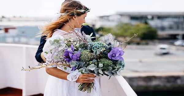 背著男朋友和別人結婚,婚禮當天有人塞給我2萬的大紅包,打開後,我成了落跑新娘