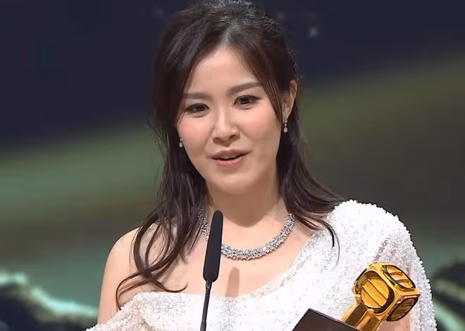 41歲胡定欣被曝黑臉！疑因不滿TVB頒獎禮陪跑，蹺二郎腿很不爽