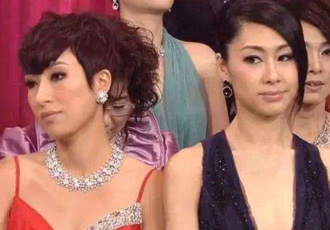 41歲胡定欣被曝黑臉！疑因不滿TVB頒獎禮陪跑，蹺二郎腿很不爽