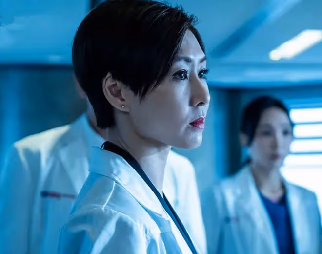 41歲胡定欣被曝黑臉！疑因不滿TVB頒獎禮陪跑，蹺二郎腿很不爽