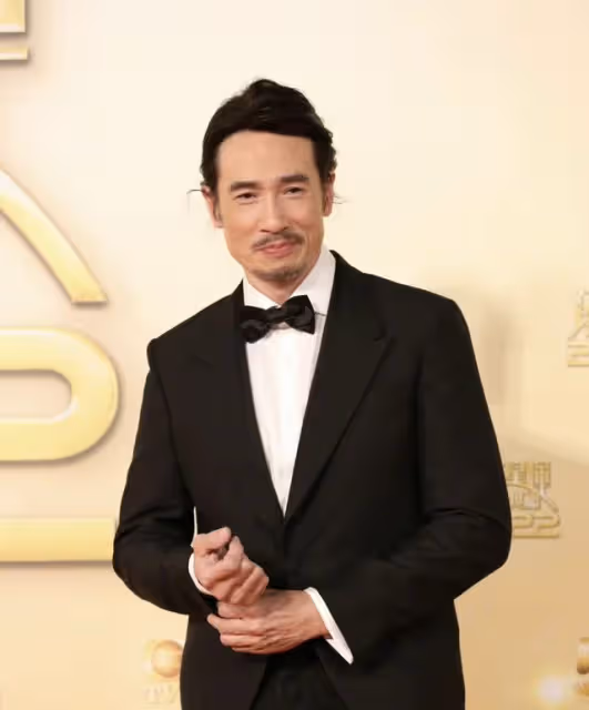 TVB頒獎：視帝陳山聰戴花好妖嬈，李施嬅無緣視後，港姐造型辣眼