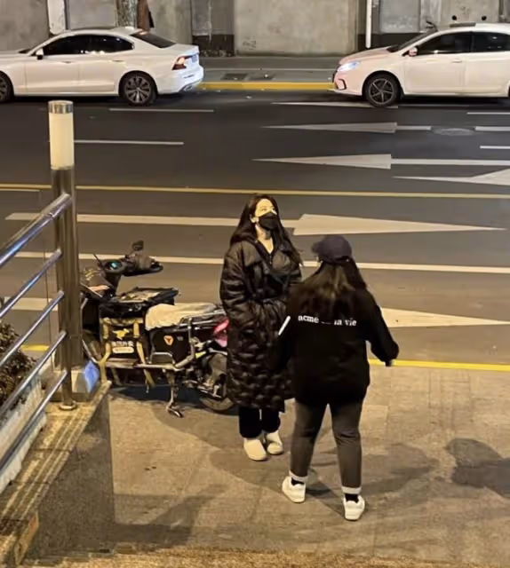 46歲曾黎被偶遇，摘下口罩和路人合影，被贊氣質溫柔狀態好年輕