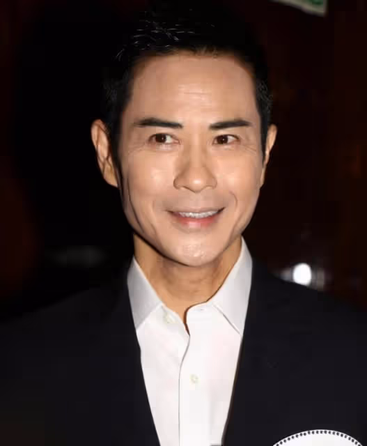 三胎孕期辛苦!52歲TVB視帝大感心疼為太太按摩,更曝不介意再生
