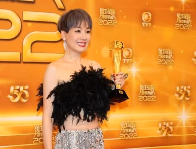 爆冷奪視後!TVB知名女星頒獎禮盛裝打扮被搭檔吐槽:像烏雞一樣