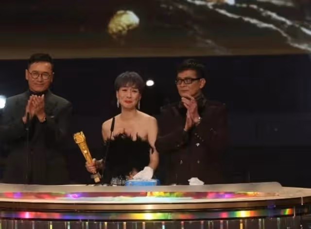 爆冷奪視後!TVB知名女星頒獎禮盛裝打扮被搭檔吐槽:像烏雞一樣
