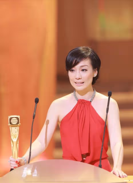 爆冷奪視後!TVB知名女星頒獎禮盛裝打扮被搭檔吐槽:像烏雞一樣