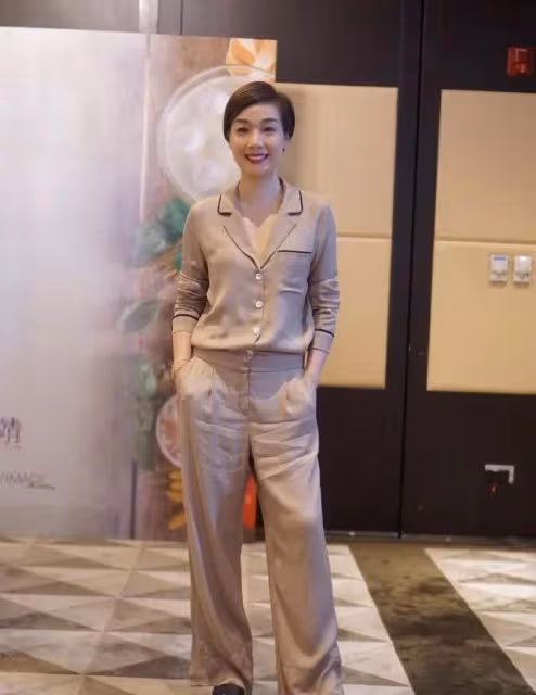 爆冷奪視後!TVB知名女星頒獎禮盛裝打扮被搭檔吐槽:像烏雞一樣