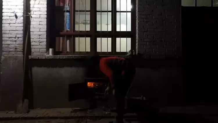 兒子癱瘓1年,兒媳卻懷孕,婆婆不解,孩子出生後偷摸鑑定,笑了
