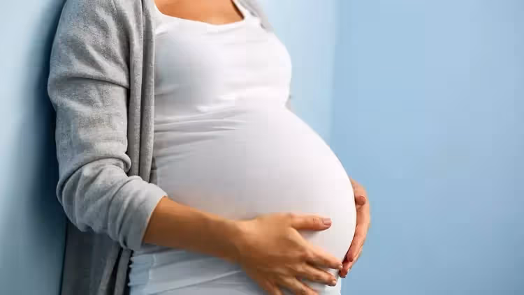 兒子癱瘓1年，兒媳卻懷孕，婆婆不解，孩子出生後偷摸鑑定，笑了