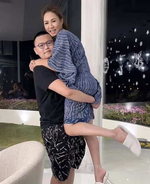 黎瑞恩親曬母子合照,被17歲兒子抱起滿臉幸福,失婚後獨自帶子女,網贊:到了該享福的時候!