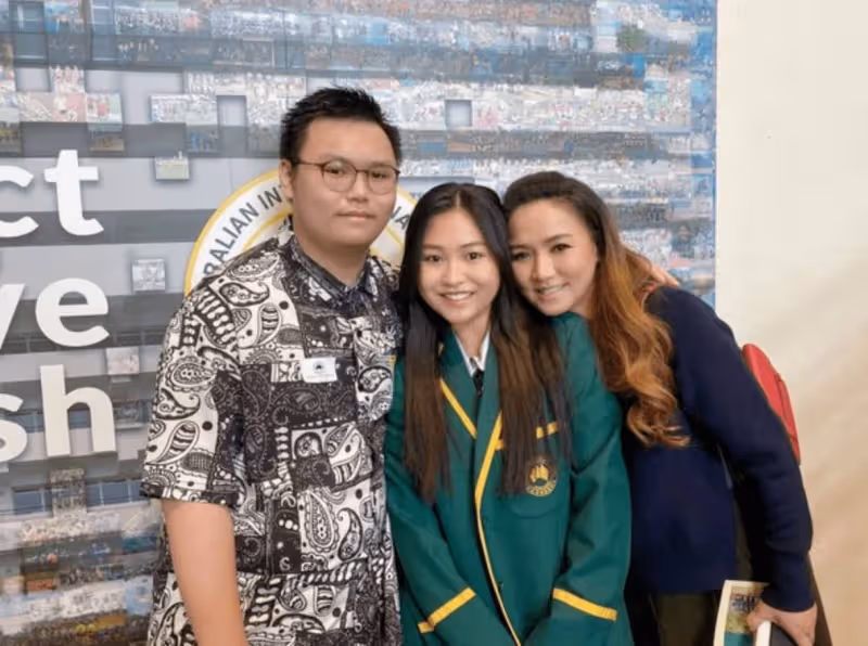 黎瑞恩親曬母子合照,被17歲兒子抱起滿臉幸福,失婚後獨自帶子女,網贊:到了該享福的時候!