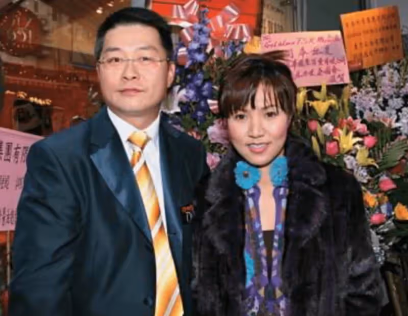 黎瑞恩親曬母子合照,被17歲兒子抱起滿臉幸福,失婚後獨自帶子女,網贊:到了該享福的時候!
