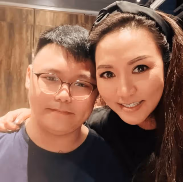 黎瑞恩親曬母子合照,被17歲兒子抱起滿臉幸福,失婚後獨自帶子女,網贊:到了該享福的時候!