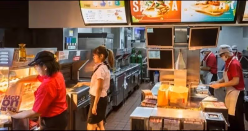 麥當勞打工,女學生被經理當眾狂罵5分鐘,眾人不敢吱聲她反問:知道我是誰嗎?經理罵完差點跪了