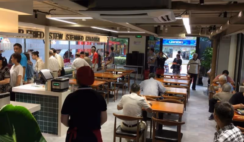 麥當勞打工,女學生被經理當眾狂罵5分鐘,眾人不敢吱聲她反問:知道我是誰嗎?經理罵完差點跪了