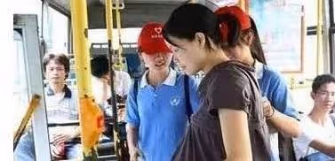 孕婦坐公車沒讓座！大媽怒罵「沒素質」6歲女兒「一句話霸氣回懟」眾人鼓掌叫好