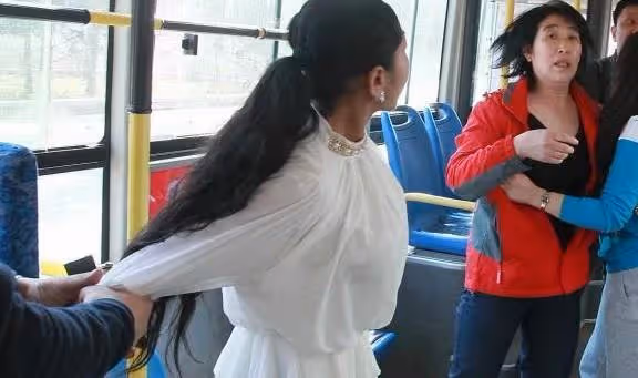 孕婦坐公車沒讓座！大媽怒罵「沒素質」6歲女兒「一句話霸氣回懟」眾人鼓掌叫好