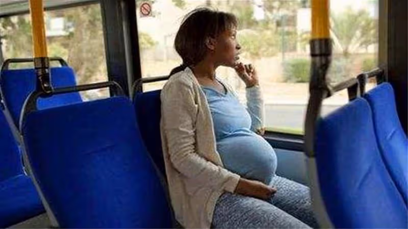 孕婦坐公車沒讓座！大媽怒罵「沒素質」6歲女兒「一句話霸氣回懟」眾人鼓掌叫好