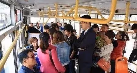 孕婦坐公車沒讓座！大媽怒罵「沒素質」6歲女兒「一句話霸氣回懟」眾人鼓掌叫好