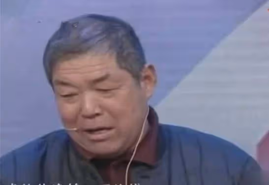 40年前借給朋友5萬塊,對方抱一堆「廢銅爛鐵」做答謝,老漢痛心前來鑒寶,專家:我報價,你站穩了