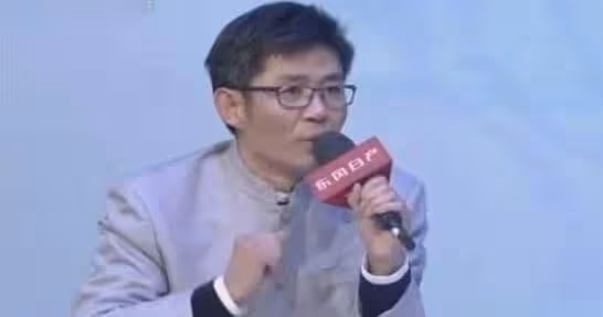 40年前借給朋友5萬塊,對方抱一堆「廢銅爛鐵」做答謝,老漢痛心前來鑒寶,專家:我報價,你站穩了