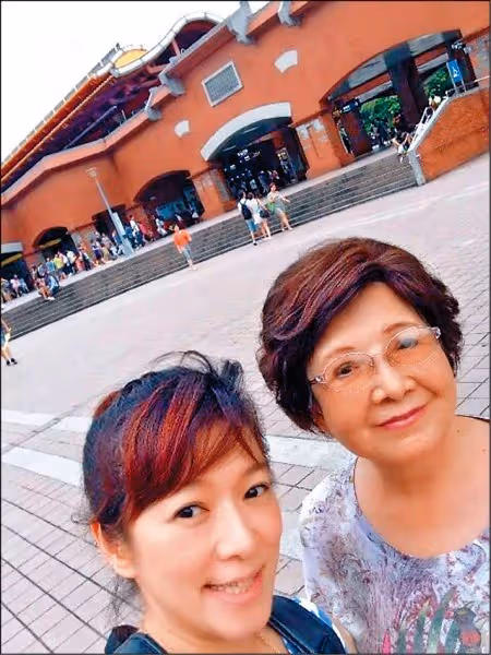 認小三當乾媽!趙詠華「19歲後沒見過生母」頓失親情 謝她陪伴30年「替抄心經祈福」:恩情還不完