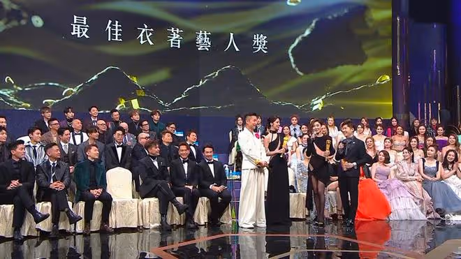 港媒曝胡定欣當眾黑臉,疑因落選TVB獎項導致,神情不屑很不開心