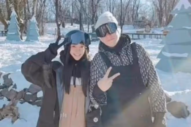 多年老友晉升戀人?Angelababy爆熱戀關喆,甜蜜滑雪合照曝光