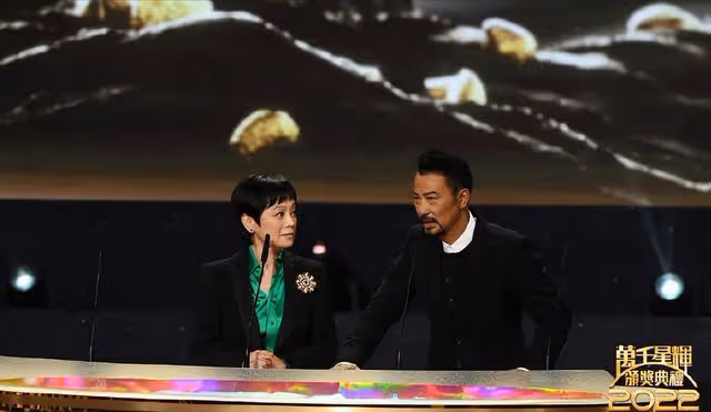 入行16年!39歲TVB娛樂主持人獨挑大樑表現完美,成鄭裕玲接班人