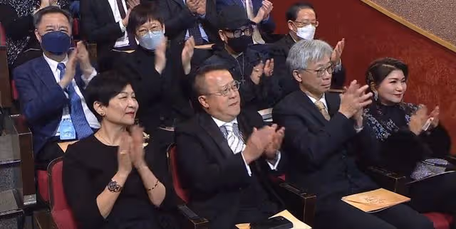 入行16年!39歲TVB娛樂主持人獨挑大樑表現完美,成鄭裕玲接班人