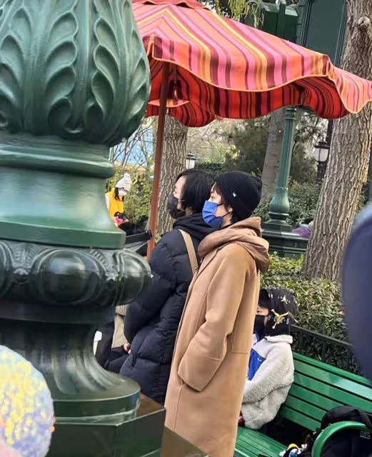 孫儷攜兒女游迪士尼，被曝豪擲33萬辦會員，11歲兒子高顏值似鄧超