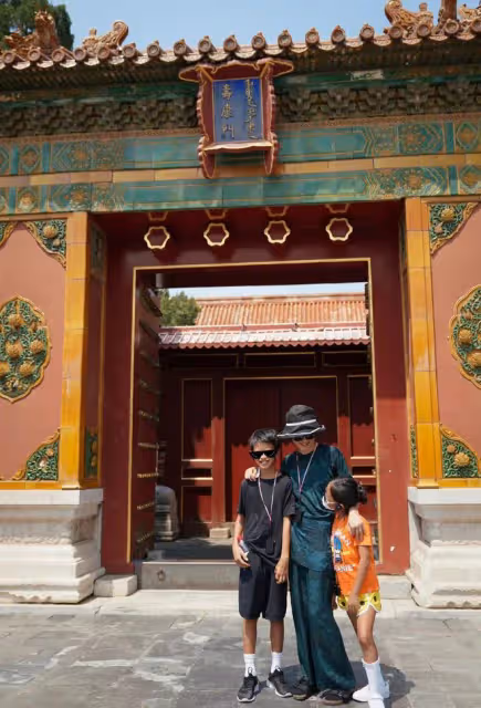 孫儷攜兒女游迪士尼，被曝豪擲33萬辦會員，11歲兒子高顏值似鄧超