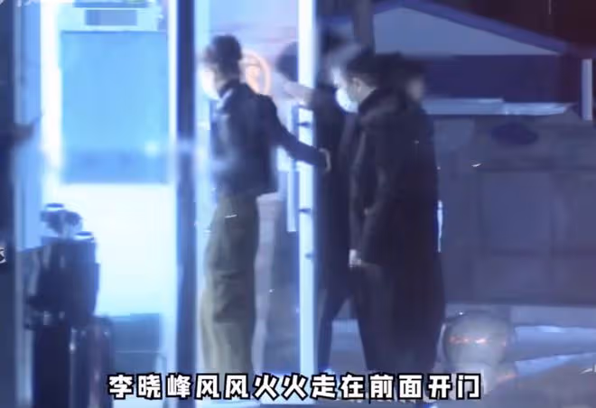 李曉峰陪劉愷威話劇演出，兩人去便利店購物，一同回家疑似同居