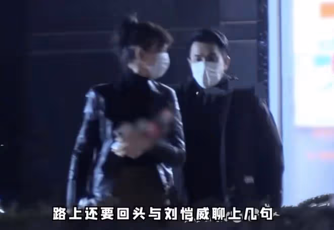 李曉峰陪劉愷威話劇演出，兩人去便利店購物，一同回家疑似同居
