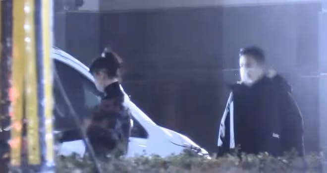 李曉峰陪劉愷威話劇演出，兩人去便利店購物，一同回家疑似同居