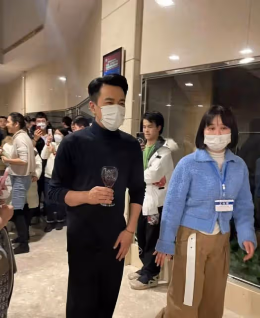 李曉峰陪劉愷威話劇演出，兩人去便利店購物，一同回家疑似同居