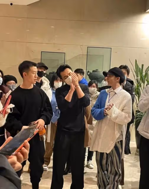 李曉峰陪劉愷威話劇演出，兩人去便利店購物，一同回家疑似同居